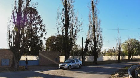 La víctima vivía en la casa ubicada frente al criadero de pollos, en Cruz de Piedra. Sus hijos lo encontraron agonizando en el predio que había salido a recorrer. Foto: Mariana Villa / Los Andes