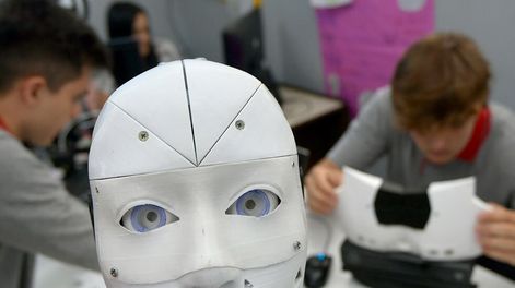 Los Andes | Alumnos trabajan en proyectos de inteligencia artificial.Santiago Vázquez  (17 )junto Juan Ledesma (17), del quinto años de la Escuela Edison, trabajan en el Proyecto inteligencia artificial para lenguaje de señasFoto : Orlando Pelichotti