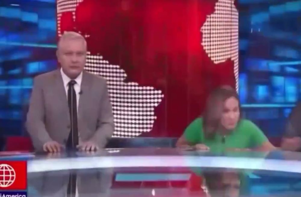Su par, Gunter Rave, continuó presentando la siguiente nota con profesionalismo y seriedad. A los pocos minutos, cuando fue momento de pasar al bloque deportivo, Ruiz ya estaba de vuelta con gran compostura Foto: América Tv / Perú.