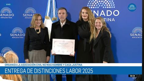 La senadora Alicia Kirchner, Diego Pérez Colman, Jimena Gallardo, presidenta de la Asociación Civil “No Más Hambre & Casa Justina”, y la senadora Ana Marks, durante la entrega del reconocimiento.