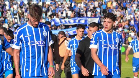 Los Andes | Rasmussen (23) y Ábrego encabezan la marcha del Tomba hacia los vestuarios tras el final del partido. Godoy Cruz continúa invicto en la nueva era del Gato Oldrá. Foto: Mariana Villa / Los Andes