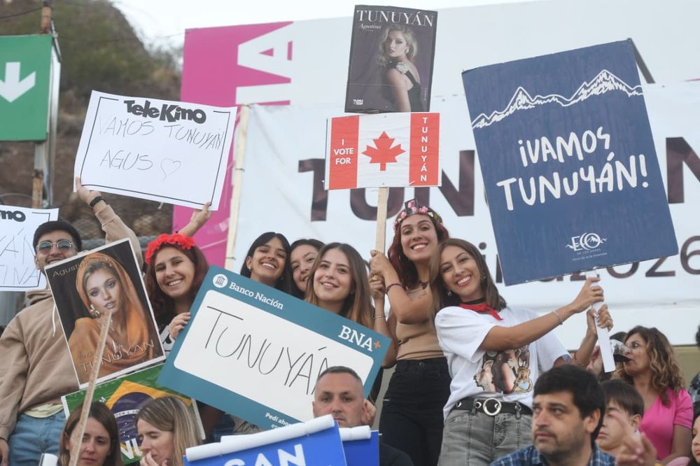 Las hinchadas de cada candidata departamental coparon las gradas del teatro griego Frank Romero Day con pancartas, carteles y fotos de sus favoritas en la previa del Acto Central de la Vendimia.