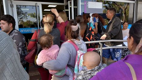 Los Andes | Demoras y largas filas en la Administración Nacional de la Seguridad Social (Anses), sucursal Guaymallén, que habilitó la inscripción presencial y sin turno para recibir el bono de 45.000 pesos. Foto: Orlando Pelichotti