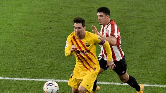 Lionel Messi del Barcelona avanza con el balón durante la victoria 3-2 ante el Athletic Bilbao en el partido por La Liga española, en Bilbao, el miércoles 6 de enero de 2021. (AP Foto/Álvaro Barrientos)