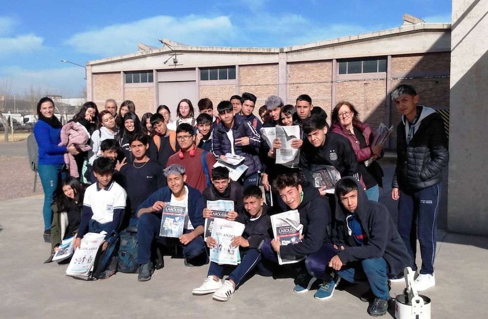 Todos los alumnos de 3º año del Instituto “Humberto de Paolis”, de Ciudad, acompañados por sus profesores Vanesa Viñolo, Mabel Juan y Daniel Álvarez.