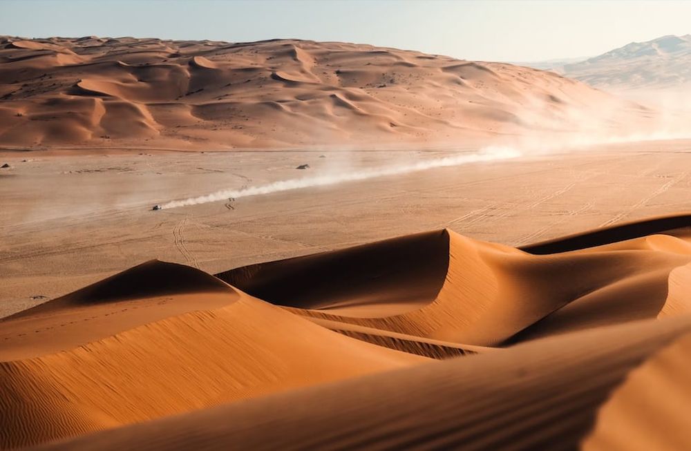 El desierto saudí entrega postales mágicas con el paso de los competidores.