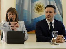 Patricia Bullrich anunció este miércoles que apoyará a Javier Milei, candidato a presidente de La Libertad Avanza, en la segunda vuelta electoral frente a Sergio Massa, de la Unión por la Patria.  La dirigente del PRO, y candidata a presidenta por Juntos por el Cambio, hizo el anuncio este miércoles, en su oficina en Ciudad de Buenos Aires, acompañada por el radical Luis Petri.  (Clarín)