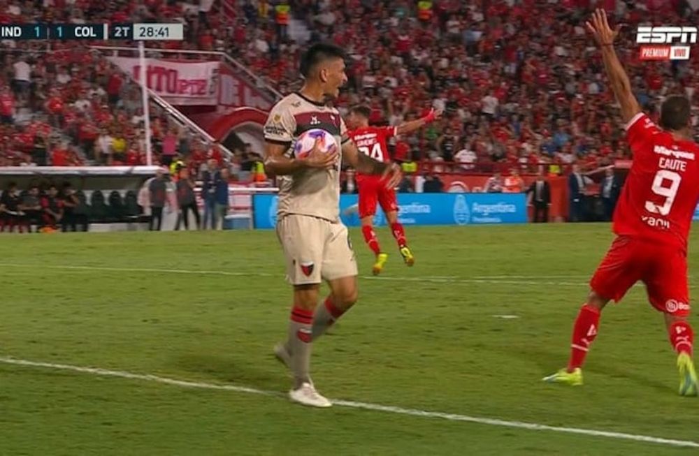 Goltz se lleva la pelota con la mano./ Gentileza.