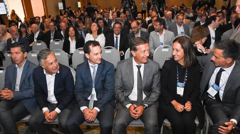 Los Andes | El 4º Foro de Inversiones y Negocios, fue organizado en conjunto por el Gobierno de Mendoza y el Consejo Empresario Mendocino en el marco de la Fiesta Nacional de la Vendimia. En la imagen, el gobernador de la provincia, Rodolfo Suárez, políticos y empres