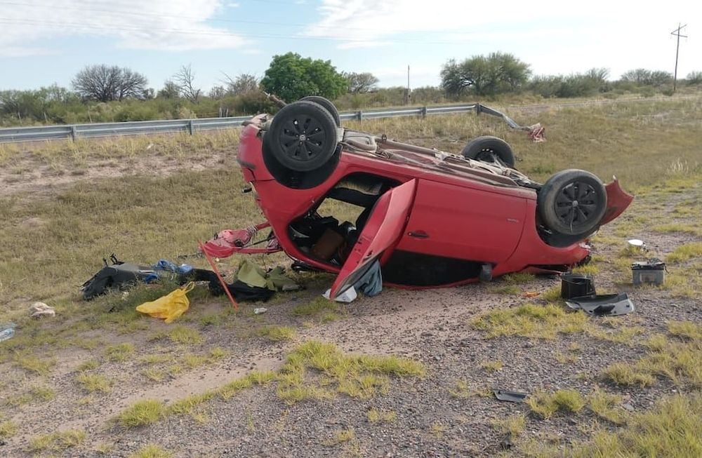Accidente en La Paz: un vehículo volcó tras impactar contra el guardarraíl en la Ruta 7. Foto: Gentileza.