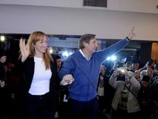 .El presidente del peronismo mendocino, Emir Félix, y Anabel Fernández Sagasti, líder de La Cámpora.