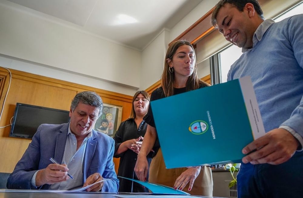 El ex intendente de Las Heras, Daniel Orozco junto a Francisco Lo Presti cuando eran parte del mismo equipo. El actual jefe comunal lleva adelante un ajuste para enderezar la comuna.