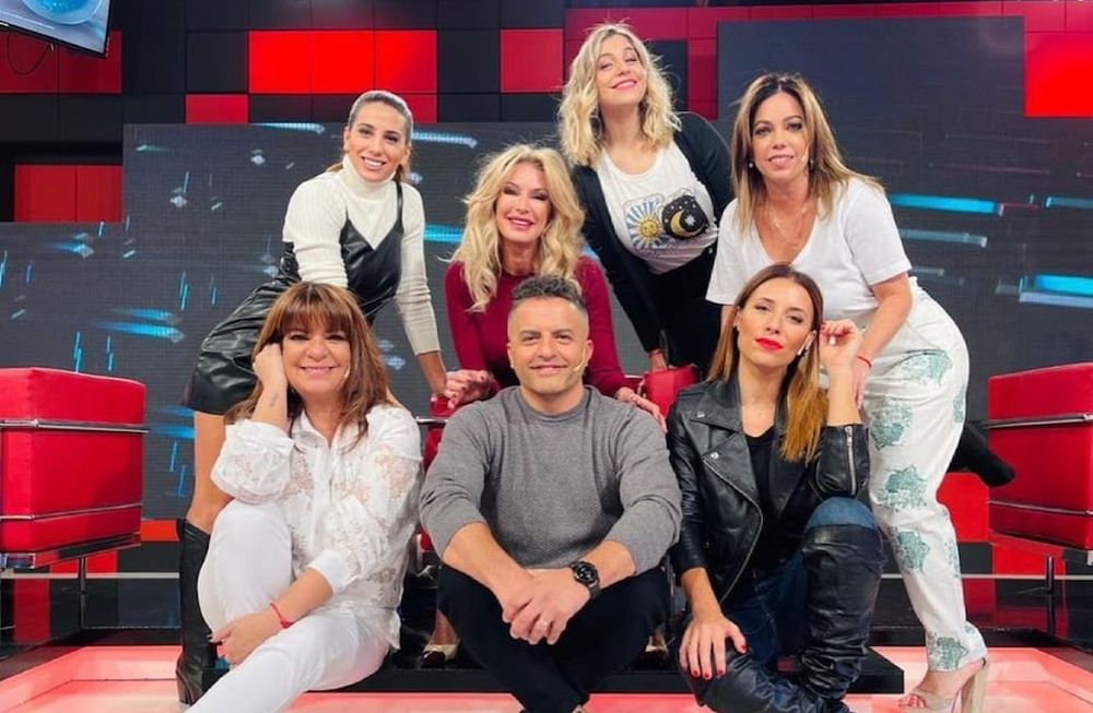 Ángel De Brito, acompañado por sus angelitas.