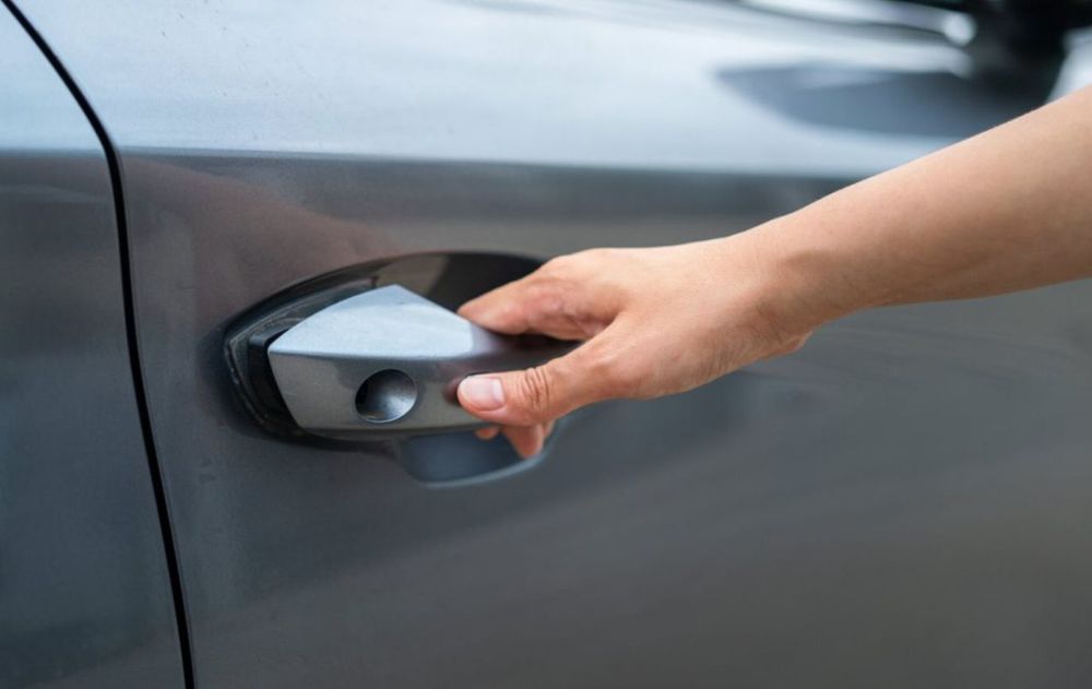 La sensación de descarga de electricidad al tocar la puerta del auto no es peligrosa y puede prevenirse fácilmente.