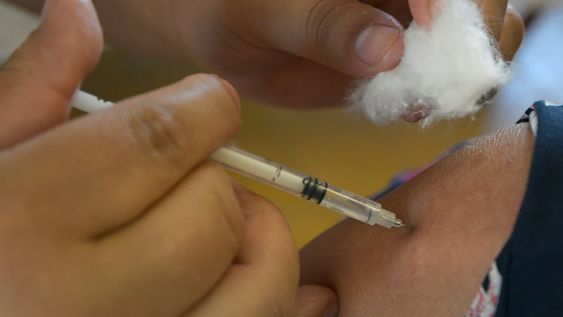 Mendoza habilitó otra inscripción para vacunarse contra el coronavirus. Es para el grupo de riesgo de personas con obesidad II y III. / Foto: Orlando Pelichotti