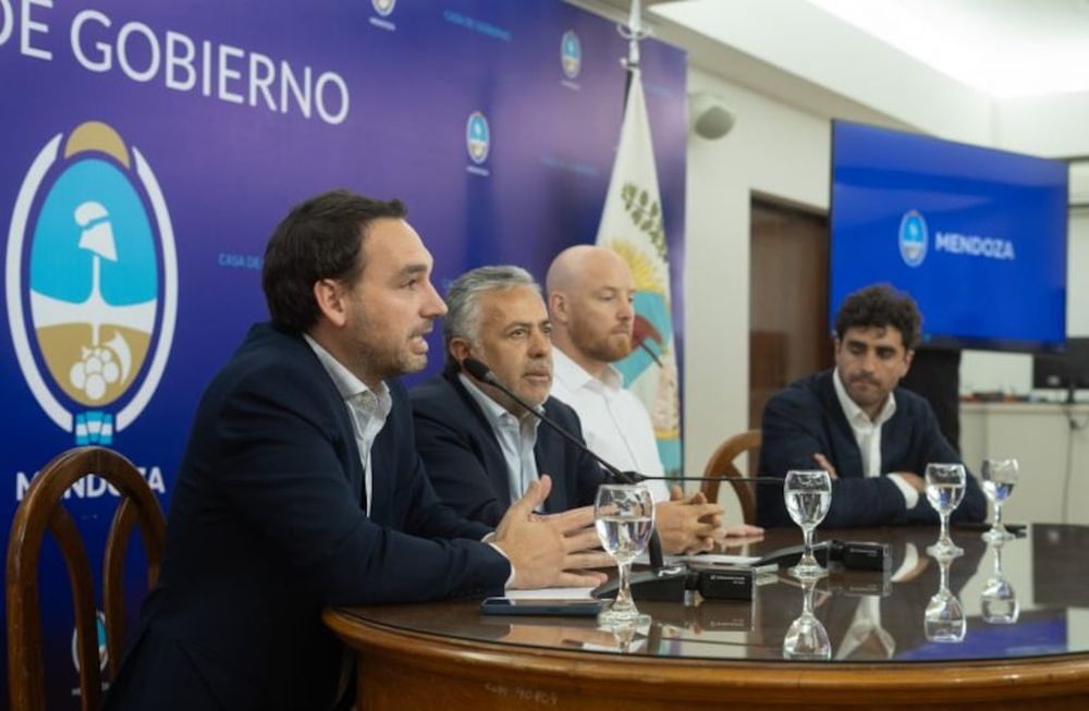 El ministro de Salud, Rodolfo Montero, junto al gobernador Alfredo Cornejo; el intendente de Luján de Cuyo, Esteban Allasino y el ministro de Gobierno, Natalio Mema durante el anuncio del llamado a licitación para terminar el Hospital de Luján de Cuyo. Foto: Prensa Gobierno de Mendoza.