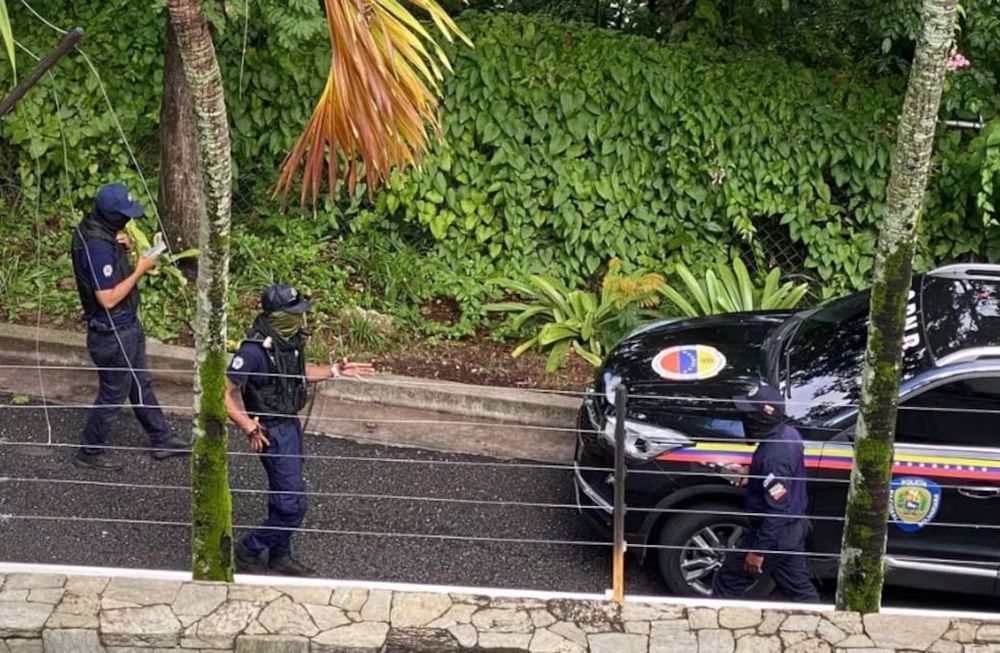 Denuncian hostigamiento en la embajada argentina en Venezuela