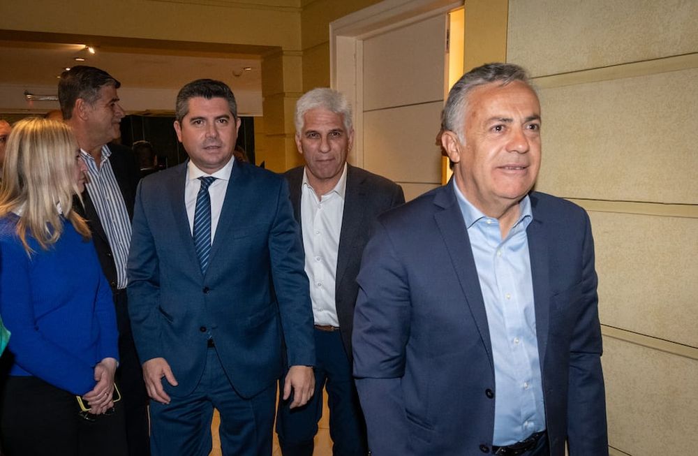El gobernador electo de Mendoza, Alfredo Cornejo; más sus pares Marcelo Orrego de San Juan y Luis Poggi de San Luis   Foto: Ignacio Blanco / Los Andes