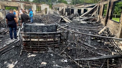 Al menos 19 niños murieron por un incendio en una residencia estudiantil. Foto: Clarín.
