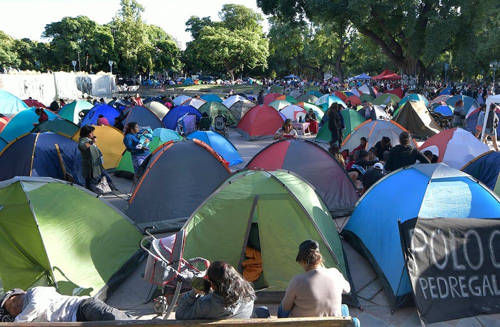 Acampe de esta semana por parte de la Unidad Piquetera en la Plaza Independencia, en reclamo contra suspensiones del programa Potenciar Trabajo | Foto: Orlando Pelichotti