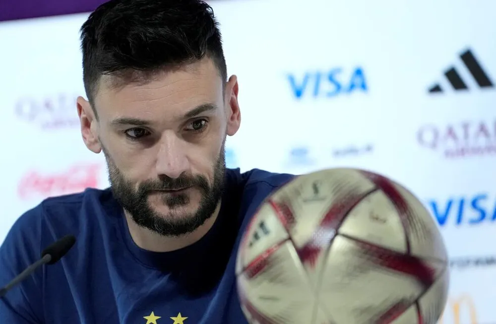 Hugo Lloris, ahora ex arquero de la Selección de Francia, se lesionó y estará dos meses alejado del campo de juego. / AP