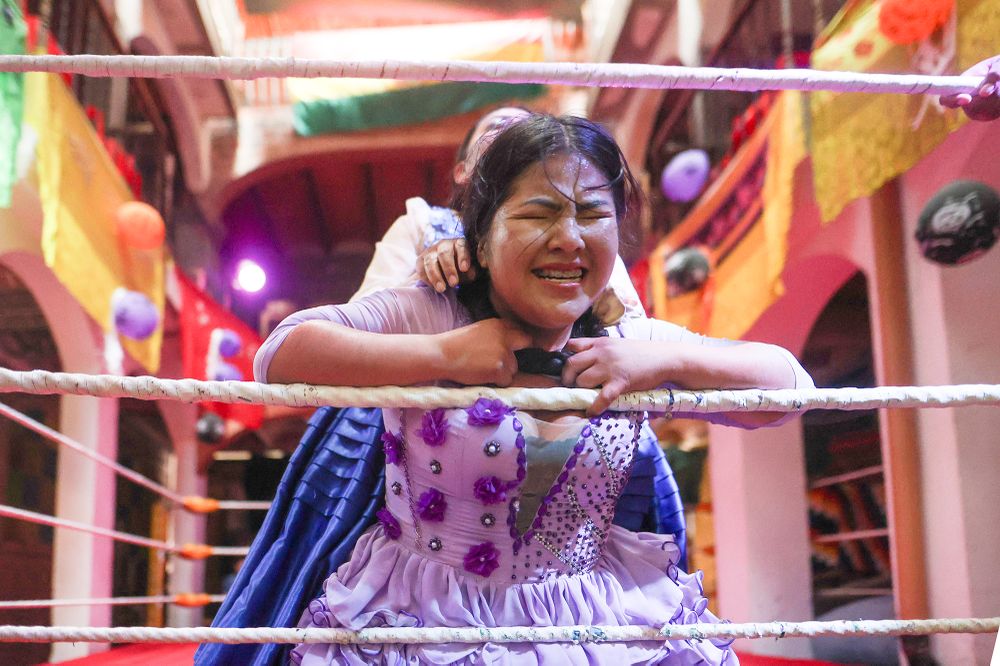 Las peleas de cholitas (mujeres de pollera) son un espectáculo cultural y deportivo muy conocido, mezcla de lucha libre, turismo y tradición aimara. Son combates inspirados en la lucha libre mexicana y el catch boliviano. Combinan acrobacias, humor, actuación y una narrativa donde muchas veces la cholita lucha contra 'el abusivo' o 'el villano'.