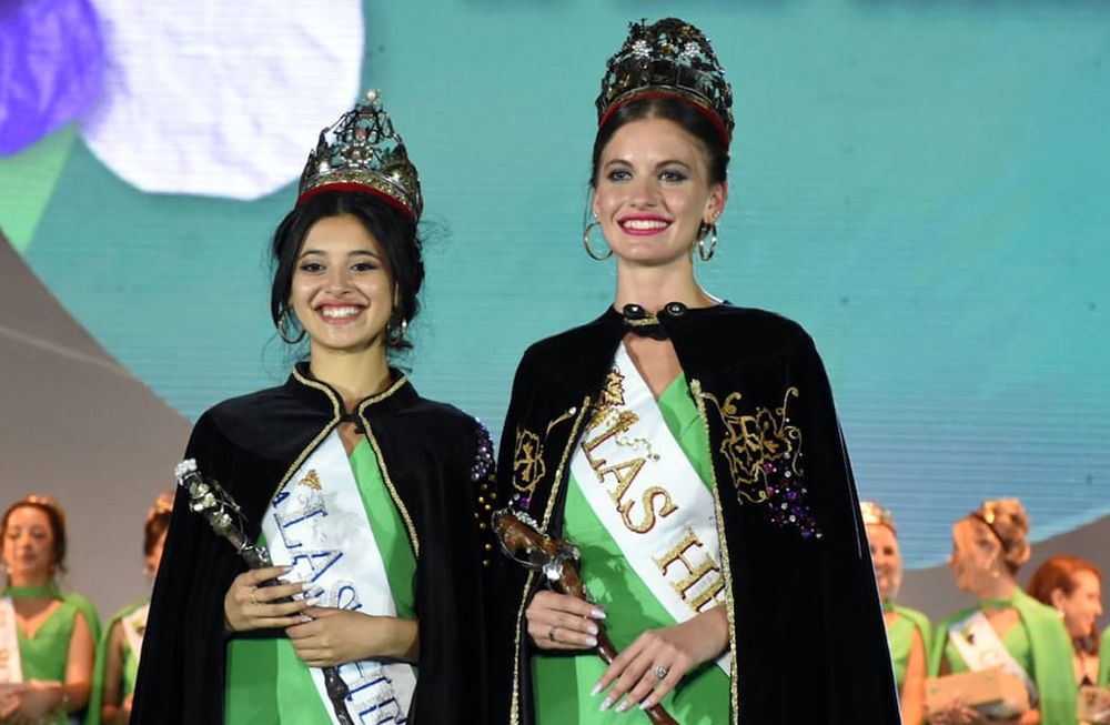 Noelia Moreno fue elegida para representar al departamento de Las Heras. A su lado, la virreina Victoria Tello. ( Mariana Villa/ Los Andes).