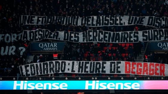 La barra del PSG pide  que se vayan todos tras la eliminación en Madrid. / Gentileza.