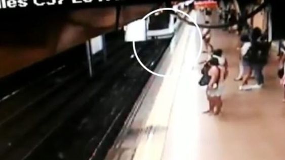 Impactante video: le dio una patada a un joven en la espalda para que lo pisara el tren