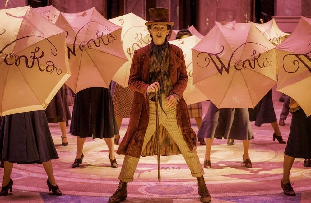 En esta imagen proporcionada por Warner Bros. Pictures, Timothee Chalamet, centro, en una escena de Wonka. (Jaap Buittendijk/Warner Bros. Pictures vía AP)
