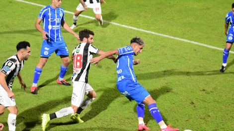 Las primeras acciones entre Godoy Cruz vs. Central Córdoba en el estadio Feliciano Gambarte. / Mariana Villa (Los Andes).