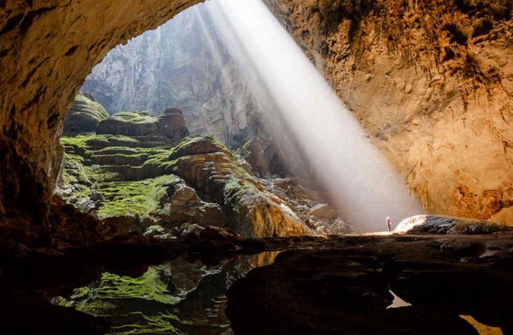 El vocablo “cueva”: lo encontramos definido como “espacio hueco que ha sido excavado o se ha formado de manera natural bajo la tierra o en las paredes de una montaña”.