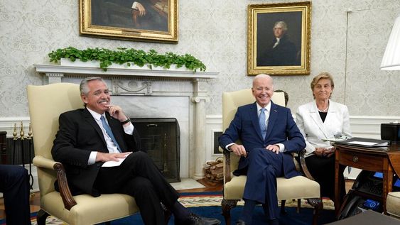 El presidente de los Estados Unidos, Joe Biden, se reunió con el presidente Alberto Fernández en la Oficina Oval de la Casa Blanca en Washington, DC. Foto: EFE/EPA/Yuri Gripas / POOL