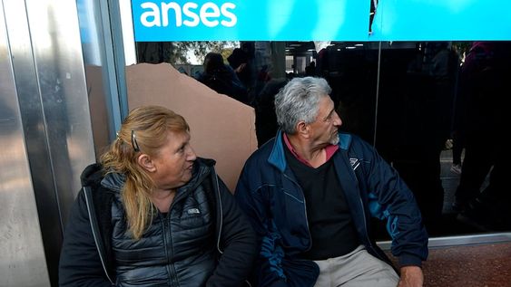 Quienes se jubilaron con 30 años de aportes o más, y cobran la mínima ($50.124), pasarían a quedar por debajo de los $50.801 (82% del SMVM), y se deberá corregir esa diferencia. Foto: Orlando Pelichotti