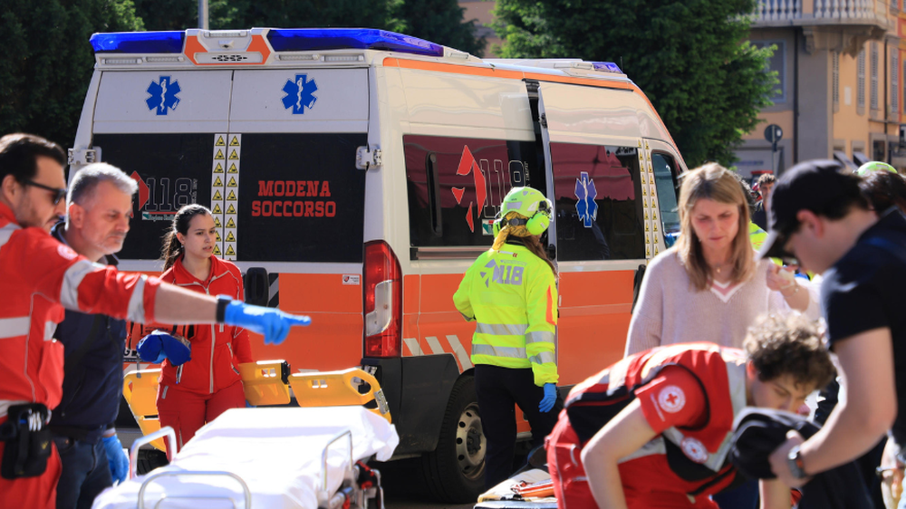 Agentes de la ley y personal de emergencia trabajan en el lugar de un accidente en el que un vehículo atropelló a varios peatones en el centro de Módena, norte de Italia, el 16 de mayo de 2026. Según el alcalde de Módena, Massimo Mezzetti, ocho personas resultaron heridas en el incidente, cuatro de ellas de gravedad. El sospechoso, un hombre de 31 años, fue detenido por la policía.