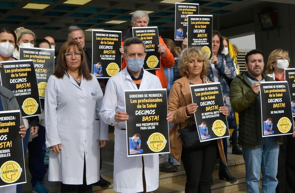 Anuncio de marcha de la SaludDesde Ampros la gremialista Claudia Iturbe junto a la dra. Mariana Arreguini jefa de internación del Hospital Notti , anunciaron el paro para la semana que vieneFoto:  Orlando Pelichotti / Los Andes