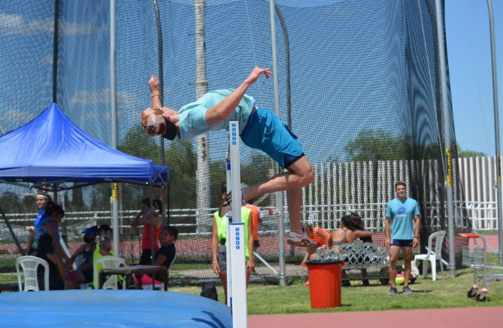Renzo Cremaschi en salto en alto, en la pista de atletismo de la Villa Deportiva del Parque General San Martín. /Gentileza Raúl Roberto Flores, de la UNCuyo.