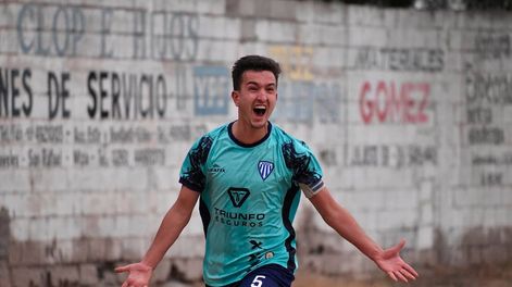 ¡Gritalo, pibe! Juan Cruz Perruzi, volante central de Chacras, festeja con alma y vida el tanto de la victoria 2 a 1 de su equipo frente a Montecaseros. Ahora enfrentará a Tres Acequias de Medrano, que eliminó a Beltrán. Foto: Tomás Winterstteter.