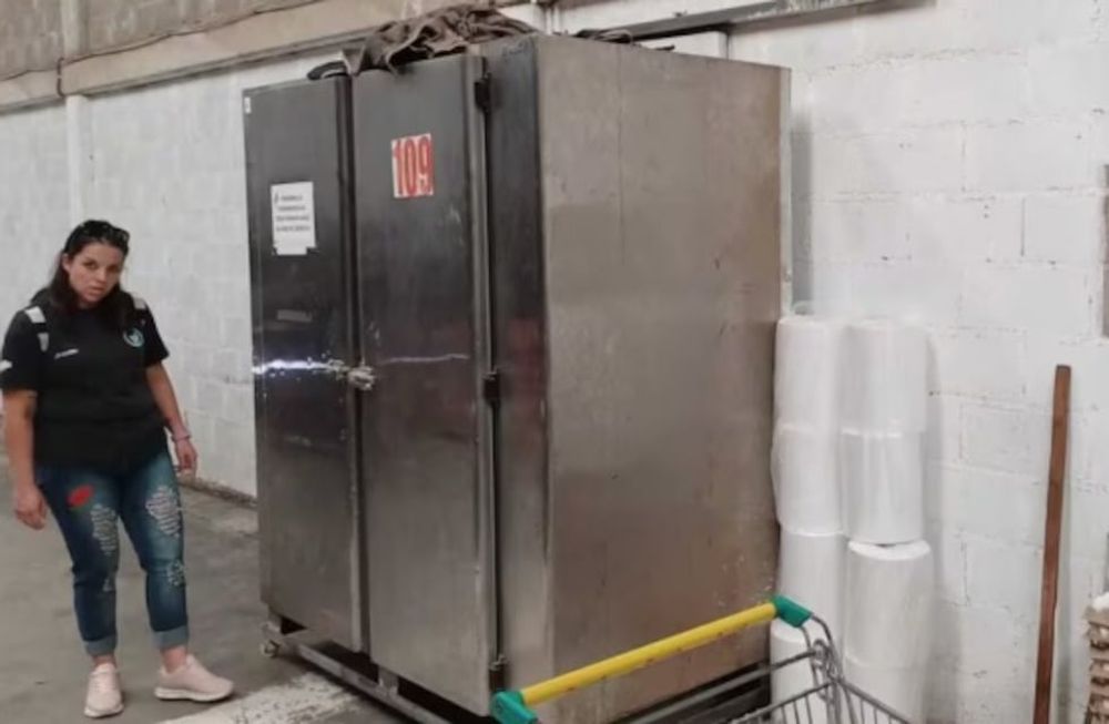 Conocida lomitería de Córdoba tenía a 27 trabajadores encerrados y con la puerta bloqueada por una heladera.  Prensa Uthgra.