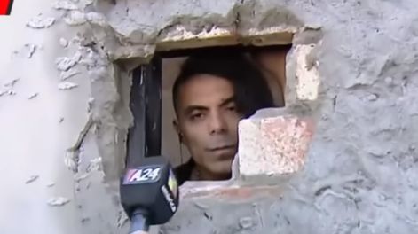 El hombre pudo comunicarse con los medios gracias a un agujero que había hecho un amigo suyo - Captura de video A24