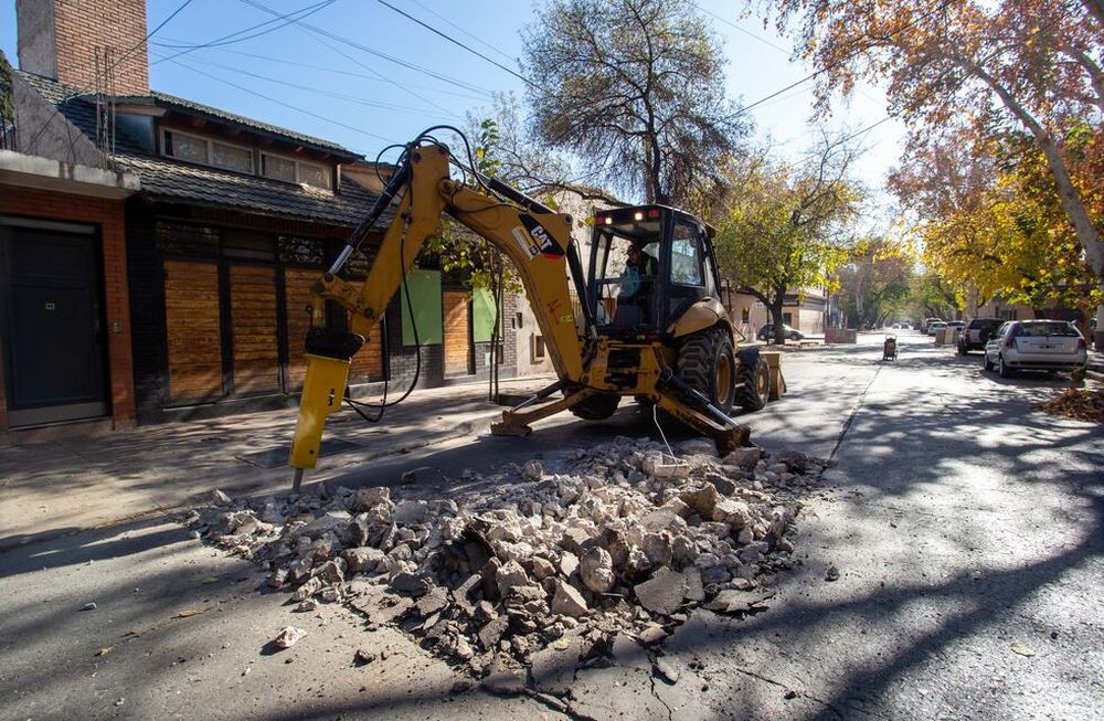 Continúan las obras viales en arterias de la Ciudad de Mendoza