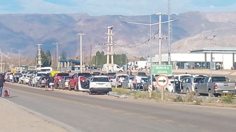 Fila de vehículos espera en Uspallata para cruzar a Chile por el paso Cristo Redentor