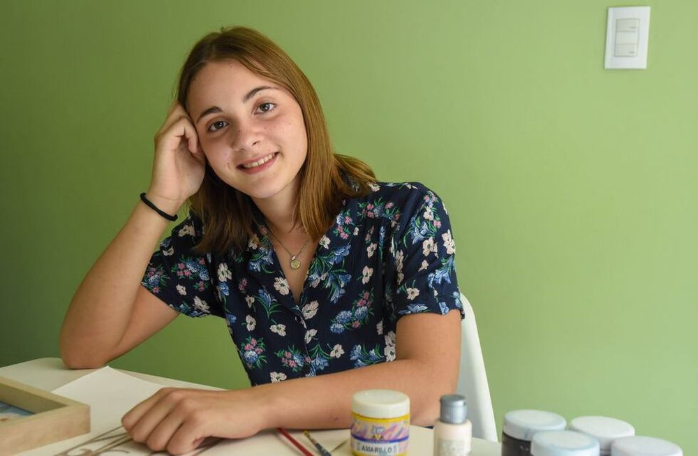 Valentina Smon (13) escribió un cuento a partir de la premisa propuesta, y se inspiró en vivencias con su abuelo. Foto: Mariana Villa / Los Andes.