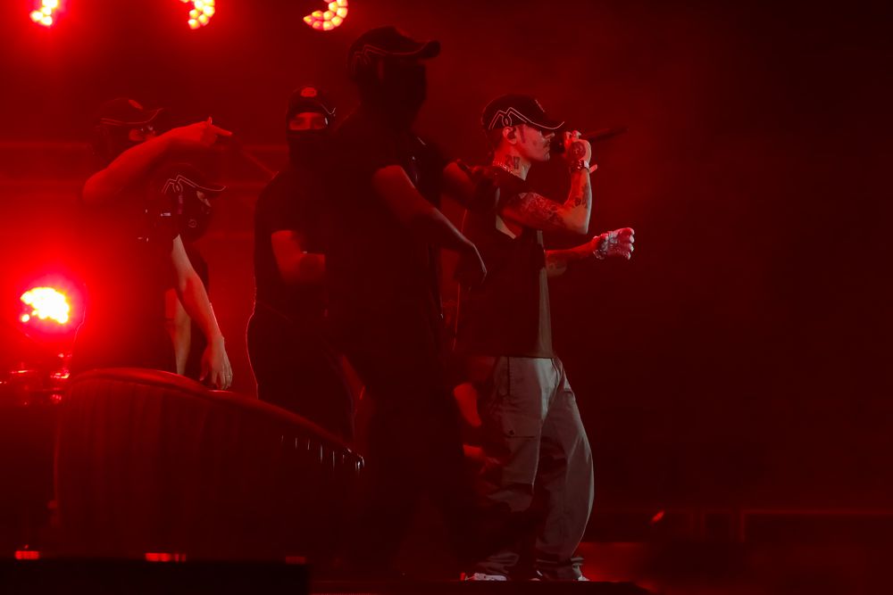 Con guante blanco, beats envolventes y un cuerpo de baile imponente, Duki ofreció un espectáculo que combinó potencia y simbolismo.