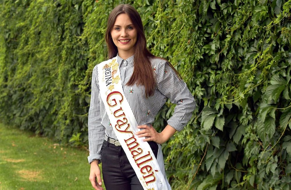 Julieta Lonigro fue elegida Reina de Guaymallén en un festejo que no fue organizado ni reconocido por el municipio. Sin embargo, una multitud la coronó. Foto Orlando Pelichotti / Los Andes
