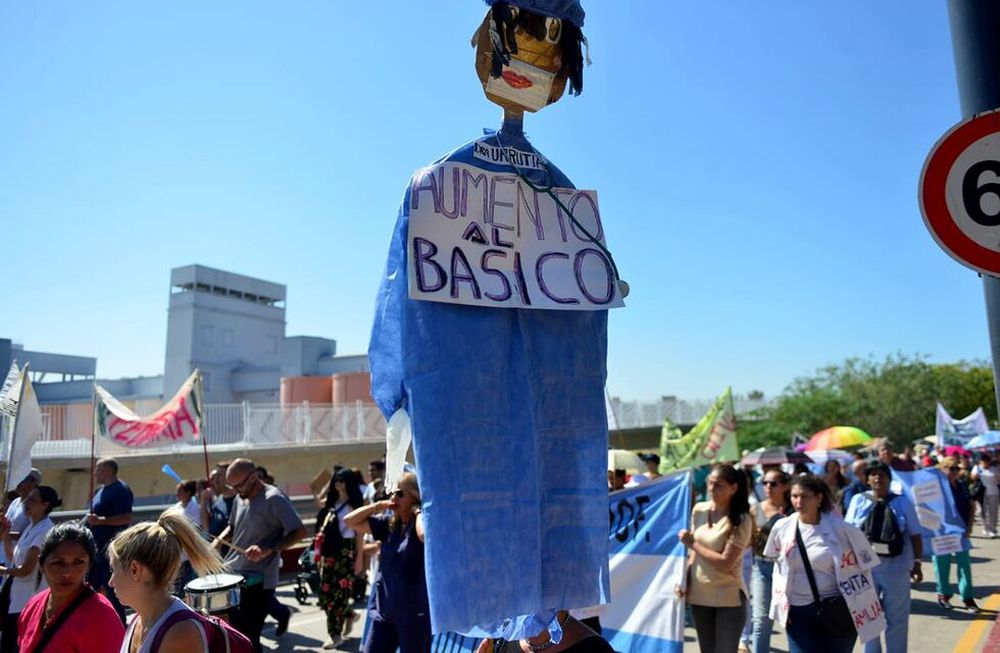 Trabajadores de la salud marchan en el centro de la ciudad de Córdoba para exigir paritarias. / Foto: José Gabriel Hernández / La Voz