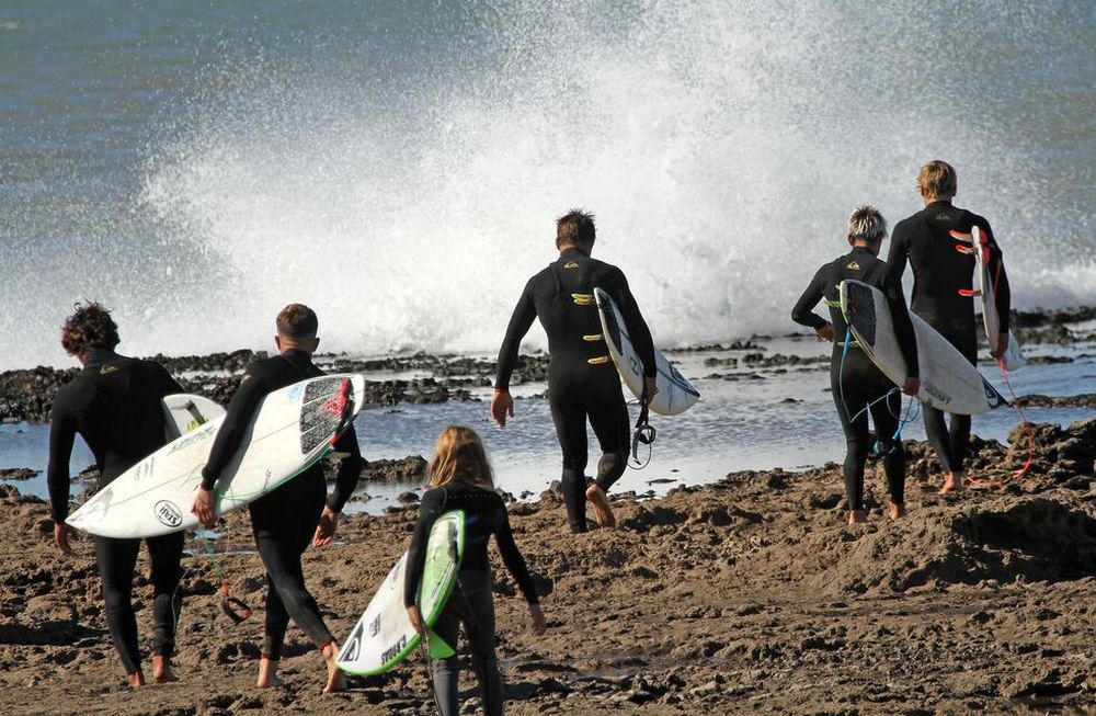 Los seis pro al agua. No quisieron dar precisiones del spot, pero está entre Necochea y San Cayetano, dijeron. / Gentileza.