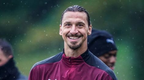 El futbolista sueco se animó al corte de pelo y se rapó a cero.