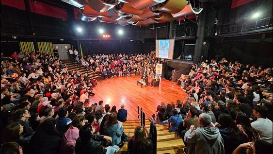 Mariana Enríquez, fue la primera gran figura en la apertura de la Feria del Libro 2004. El público colmó el auditorio del Julio Le Parc.