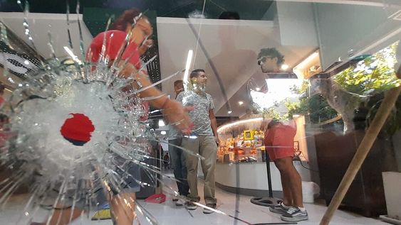 Así quedó el supermercado Único en Rosario, propiedad de la familia de Antonela Roccuzzo. Fue baleado 14 veces. Además, los delincuentes dejaron un mensaje mafioso para Lionel Messi. (Foto: Clarín)